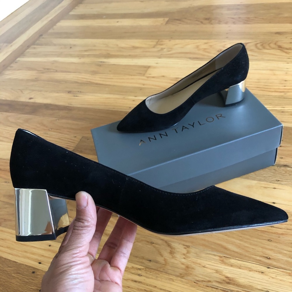 Ann Taylor black and gold block heel pump